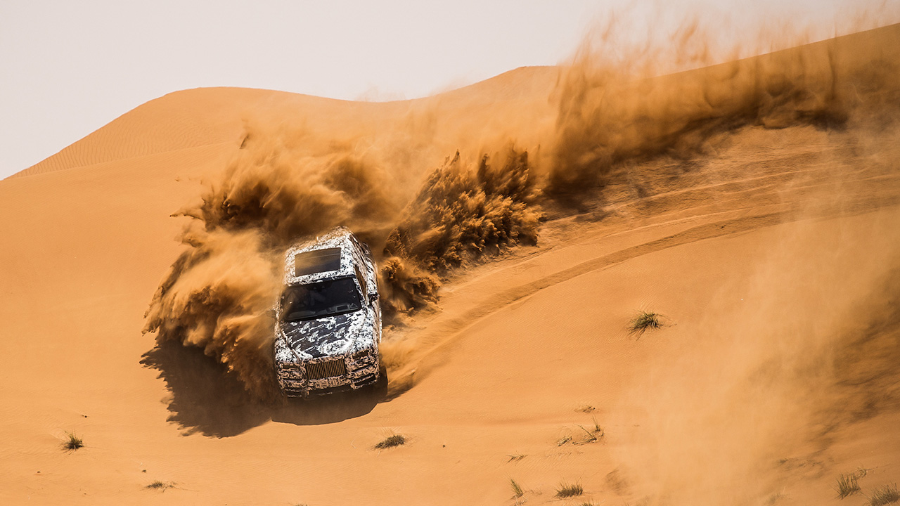اختبار السيارة الخارقة رولز رويس كولينان في صحراء الخليج، من يوقفها!